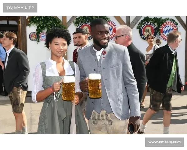拜仁众将携家人亮相慕尼黑啤酒节尽享传统节日欢乐氛围热烈